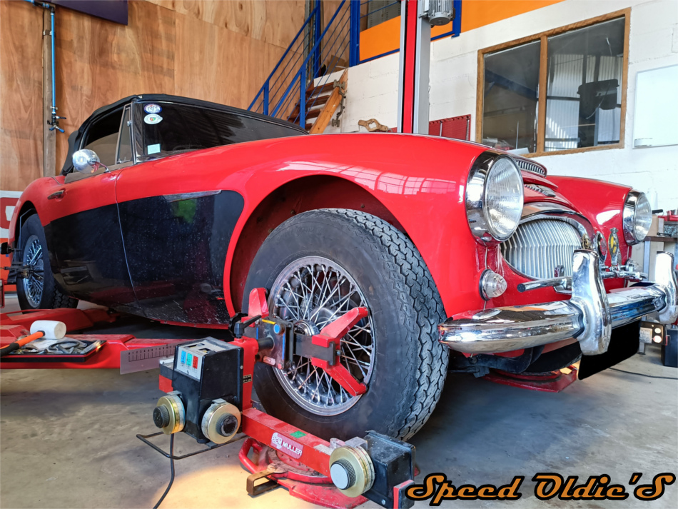 Black and white red ancienne photo Austin Healey entretien reparation 28 91 78 Champseru Chartres Rendez vous Reine Rambouillet